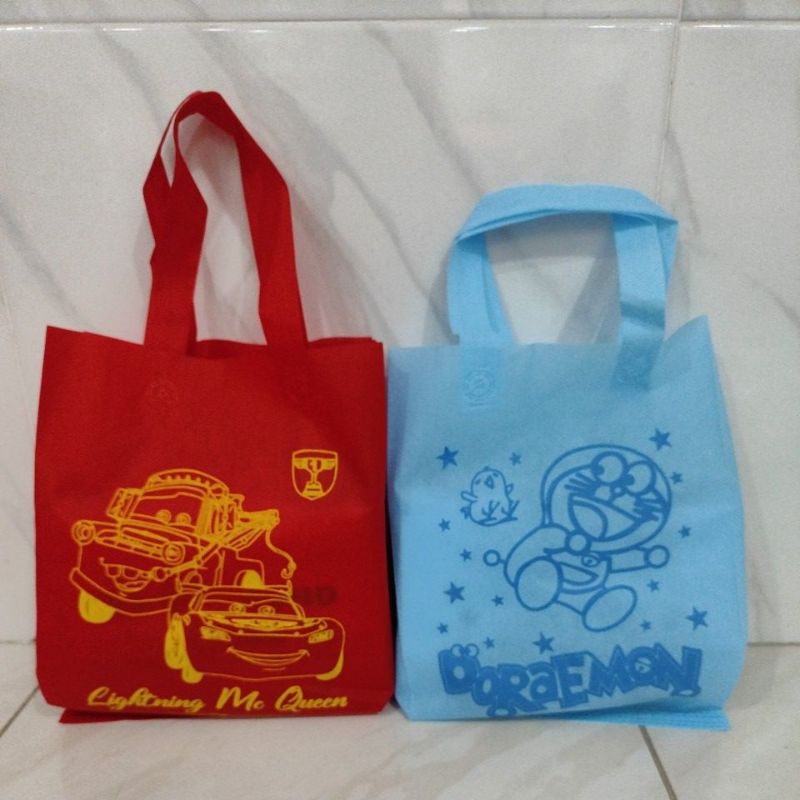 

Goodie bag tas tenteng karakter isi 12 pcs/ tas souvenir ulangtahun