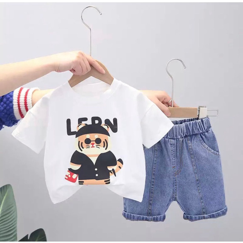 SETELAN BAJU ANAK MOTIF LERN DENIM / FASHION KAOS ANAK TERBARU ANAK LAKILAKI DAN ANAK PEREMPUAN / BAHAN BAJU KATUN CELANA DENIM / ADEM DAN NYAMAN SAAT DIPAKAI ANAK-ANAK / TRENDY KEKINIAN SAAT INI / GAMBAR BAGUS DIBAJUNYA KEREN BILA DIPAKAI SIBUAH HATI