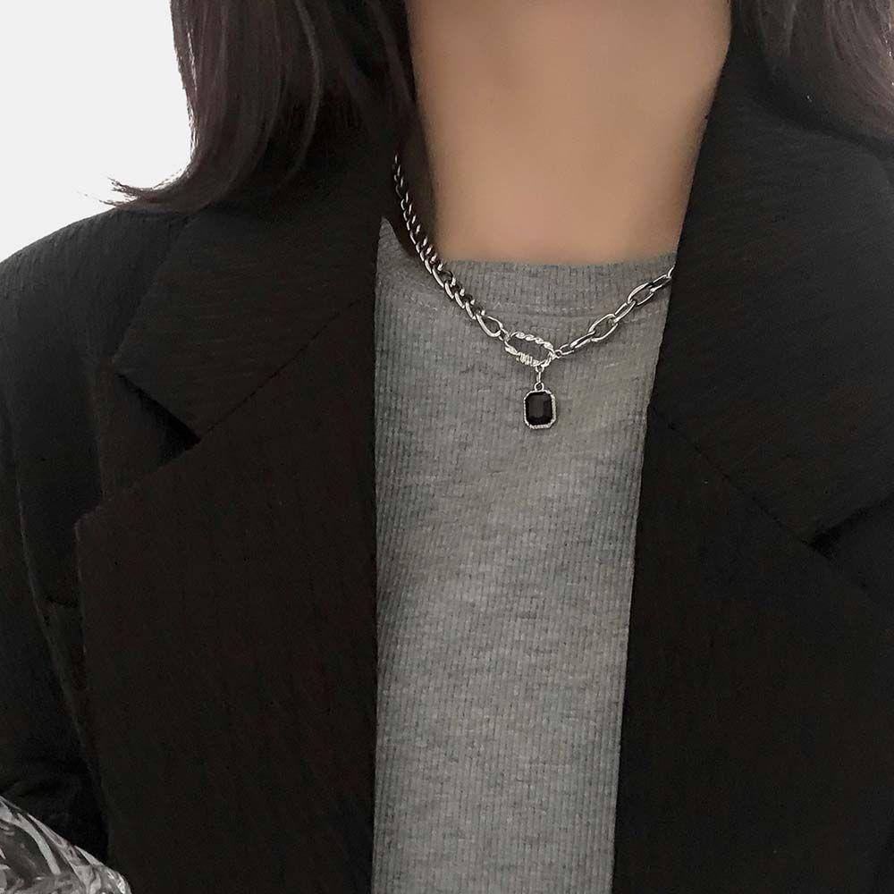 Mxbeauty Kalung Wanita Kreatif Sederhana Hadiah Teman Rantai Tidak Teratur Hitam Square Liontin Baja Titanium Hip Hop Gaya Korea Necklace