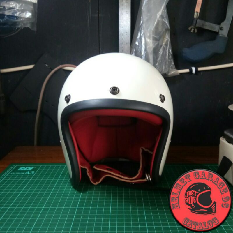 Helm Slim Head warna putih tulang glossy spon merah