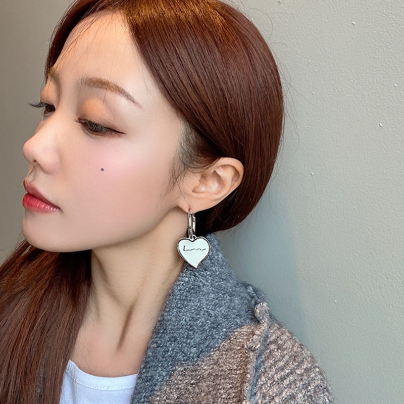 Anting Bentuk Hati Bahan Metal Gaya Vintage Korea