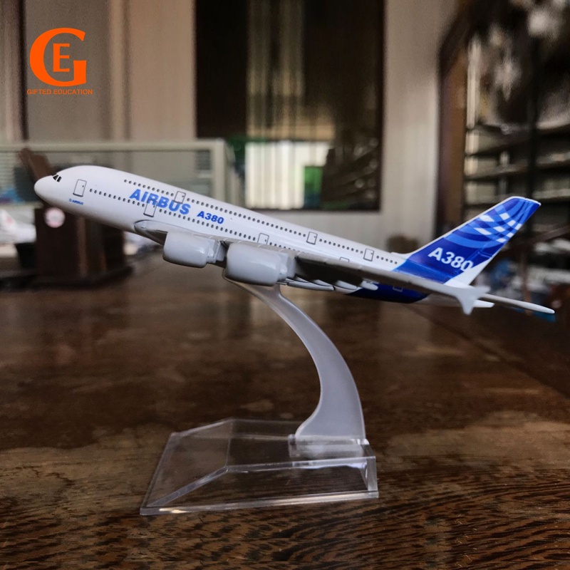 Model Pesawat Terbang Airbus 380 A380 Original Bahan Metal Dengan Display Stand