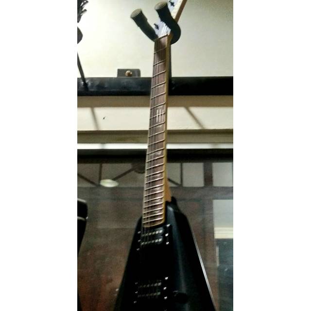 Gitar Kramer Flying V hitam doff