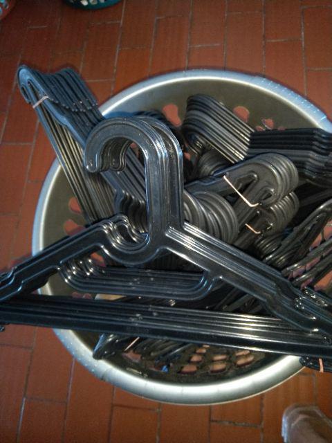 Hanger Plastik Segitiga Murahhh Banget Di Jual Perlusin / 12 Pcs