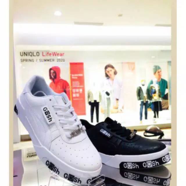 Di cari sepatu gosh seperti gambar warna putih ukuran 38