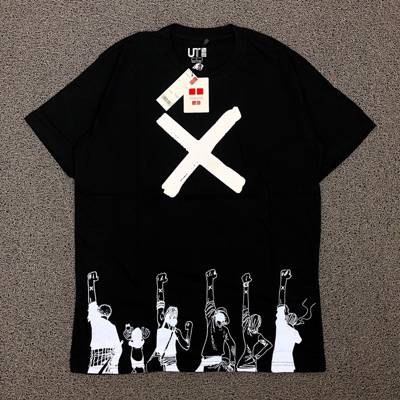 Kaos UNIQLO X KAWS Feat ONE PIECE import Tag label Kaos UNIQLO X KAWS Feat ONE PIECE import Tag label