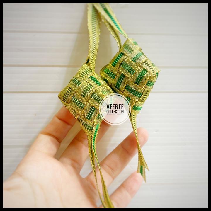 

Ketupat Mini Pita Kilap Kasar 3X3,5Cm/Hiasan Ketupat Pita Kain Hampers
