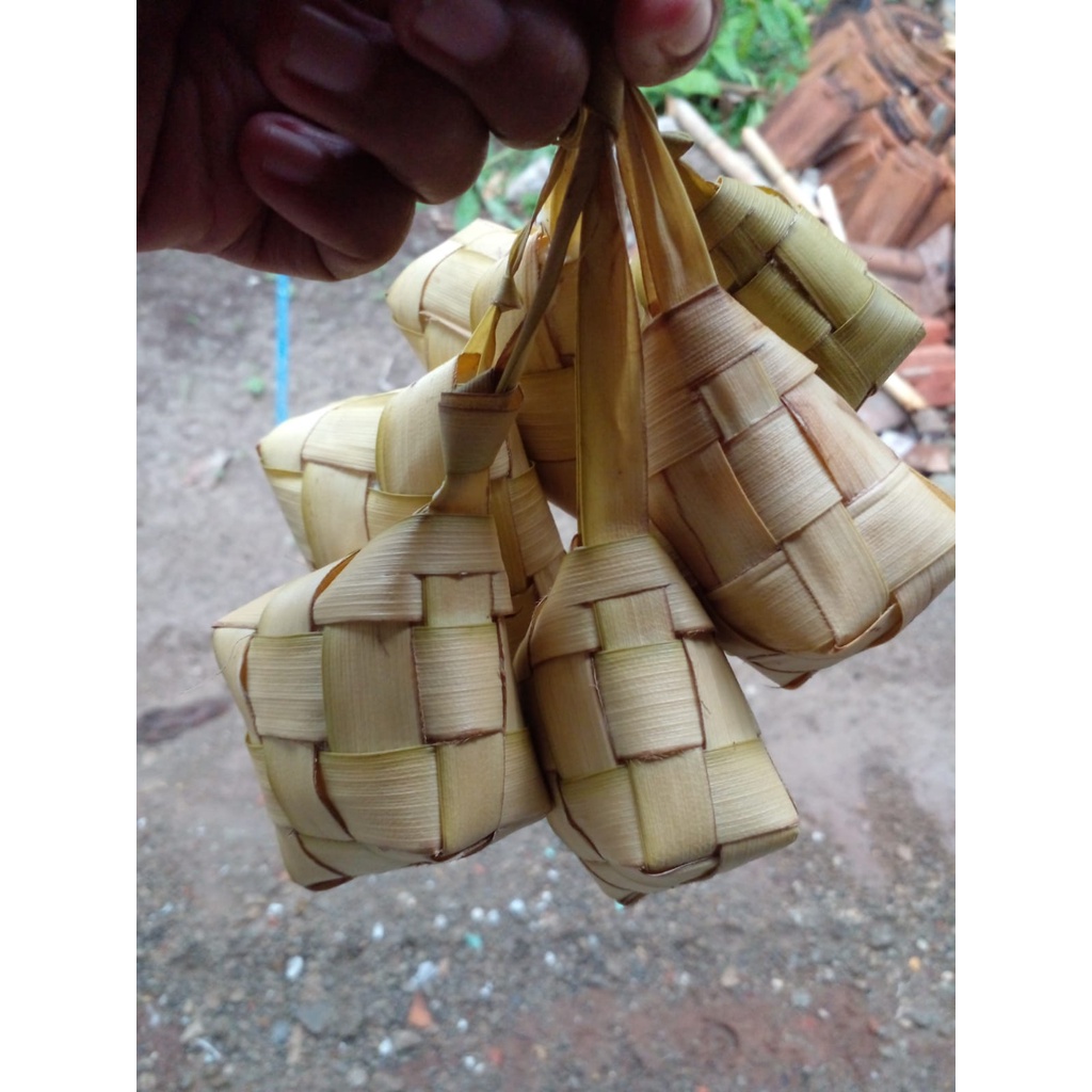 

KETUPAT MATANG/KETUPAT ISI
