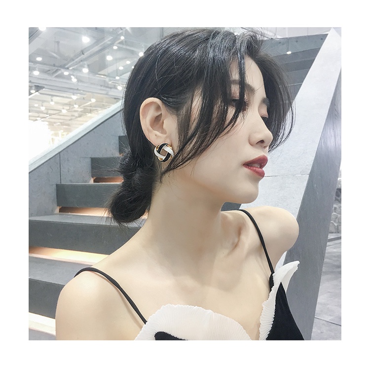 Anting-anting sederhana kecil wanita hitam dan putih pribadi dan temperamental anting-anting Baru Be