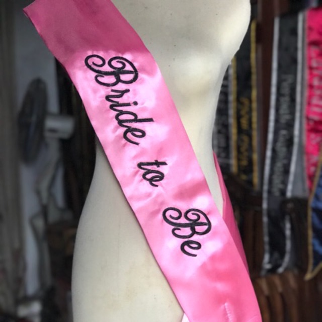 Selempang wisuda satin polos ujung renda