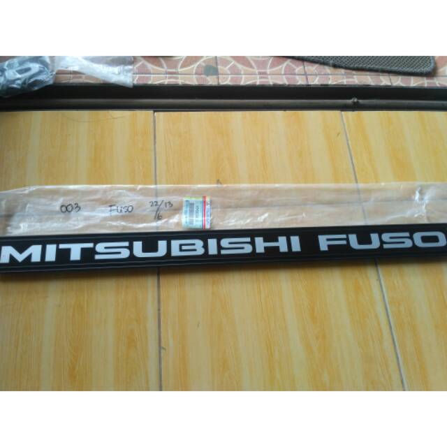 Emblem Grill depan Mitsubishi Fuso