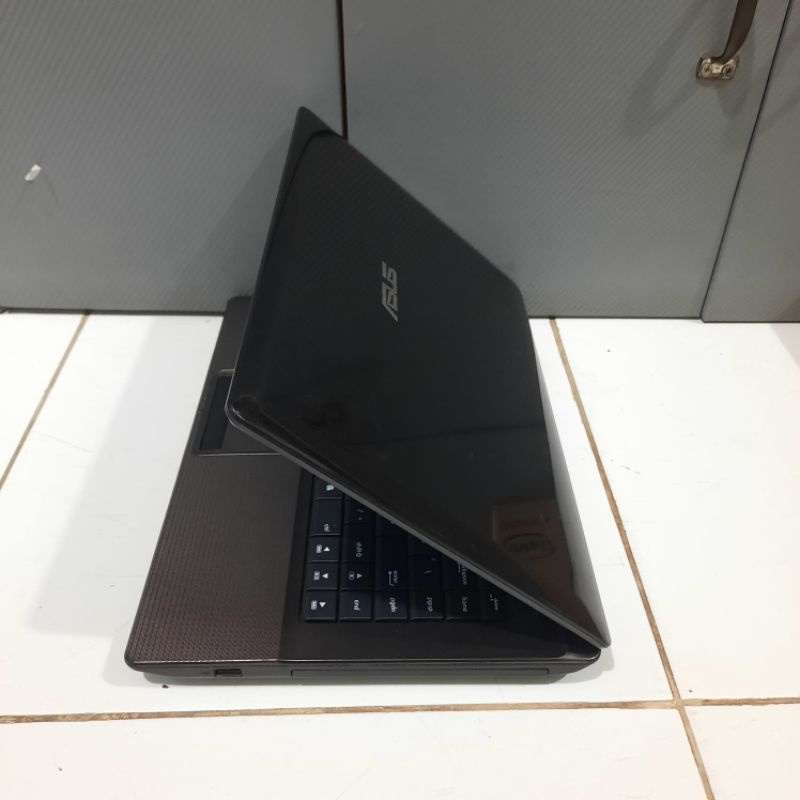 Laptop Asus K84C Intel Celeron B800 Ram 2GB/HDD 320GB Layar 14 inch Siap pakai Mulus