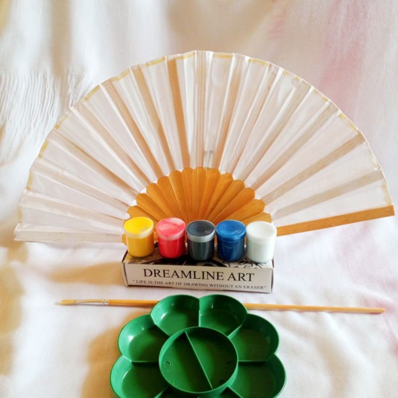 

KIPAS POLOS 20CM LUKIS BAHAN KAIN FELES SATEEN / PAKET KOMPLIT / CAT ACRYLIC / KUAS NO.1 / PALET SAKURA