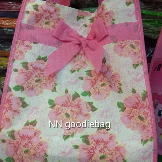

Tas Spunbond/Tas Box Nasi/Tas Slametan/Tas Souvenir/Tas Goodie bag/Tas Pita TEBAL Size 22×22×32