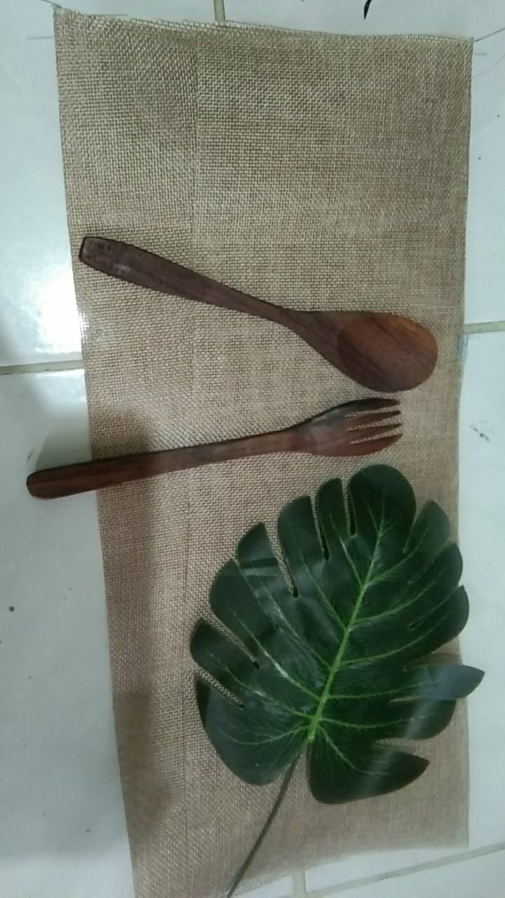 Paket Properti Foto (kain Goni Nat 50cm, Monstera Utuh, Sendok Garpu Kayu Sono S)