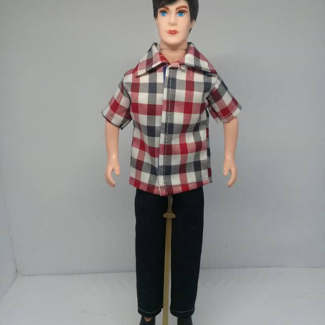 seri busana laki laki dewasa dengan bonekanya