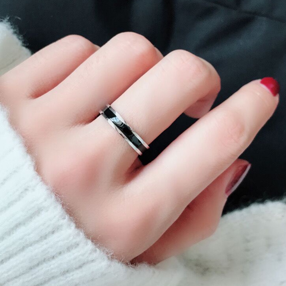 Cincin Pasangan Bahan Stainless Steel Titanium Warna Hitam Dan Putih