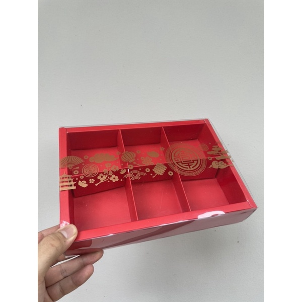 

Dus merah sekat 6 mika imlek + Free tag (HARGA UNTUK 5 PCS DUS)