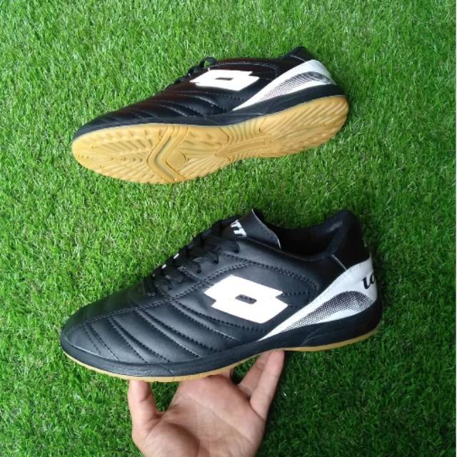 Sepatu futsal jumbo .   Big size