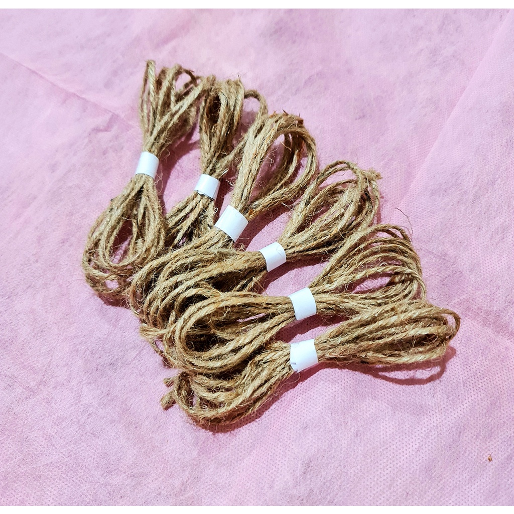 

TALI RAMI TALI GONI RUSTIC 3PLY 3MM PER 2 METER HIASAN BOX IKAT KADO HAMPERS KARDUS PITA
