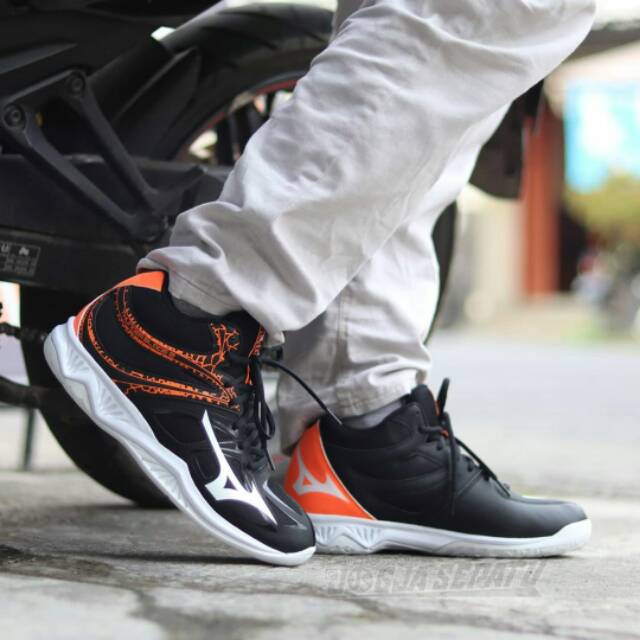 SEPATU VOLI MIZUNO THUNDER BLADE 2 MID - BLACK/WHITE/ORANGE CLOWN