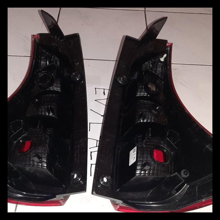 DISKON STOPLAMP LAMPU BELAKANG AVANZA XENIA VELOZ 2015-2017 MERAH SMOKE 