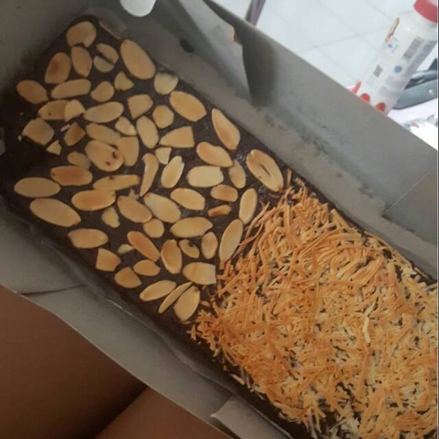 

Brownies toping keju dan almond