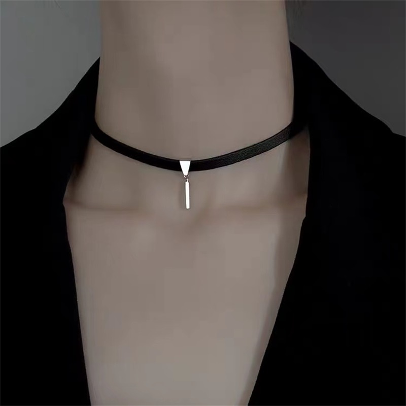 Kalung choker Rantai Klavikula Bahan Kulit Warna Hitam Desain Datar