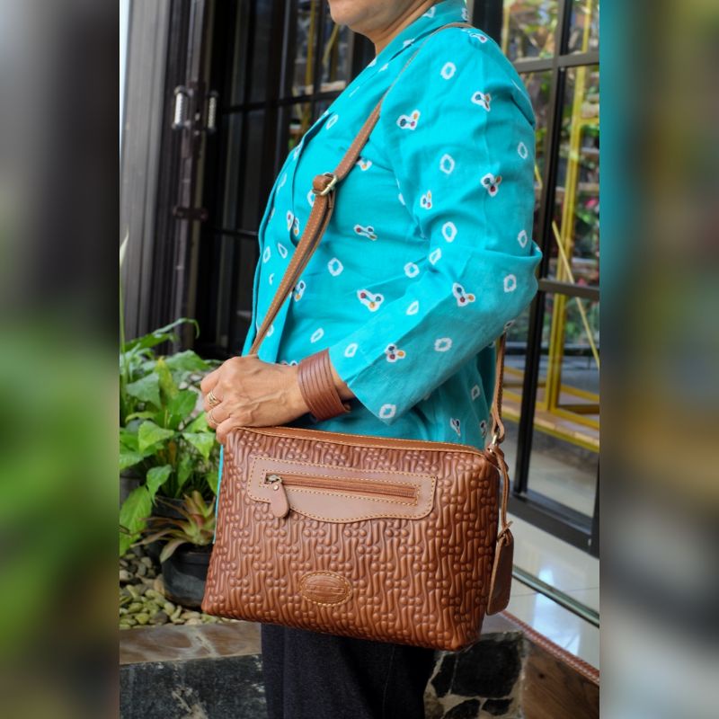 Tas Kulit Wanita Asli Sling Almira Tas Selempang Minimalis Kekinian Pull Up Leather