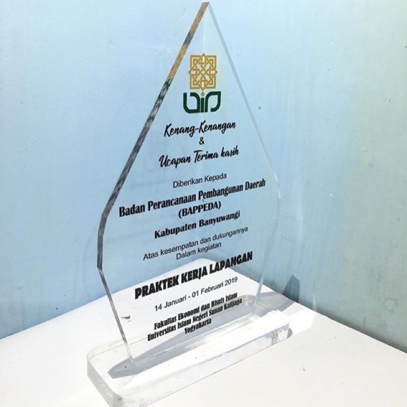 Plakat Magang Akrilik Gunungan