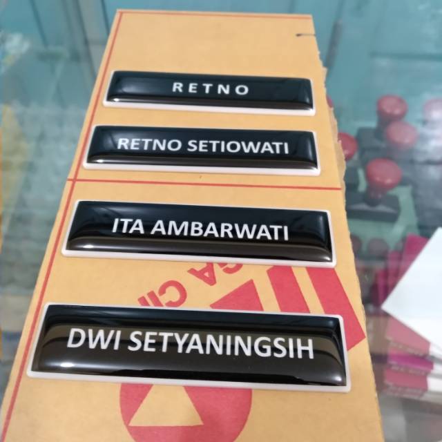 

Name tag / Papan Nama peniti