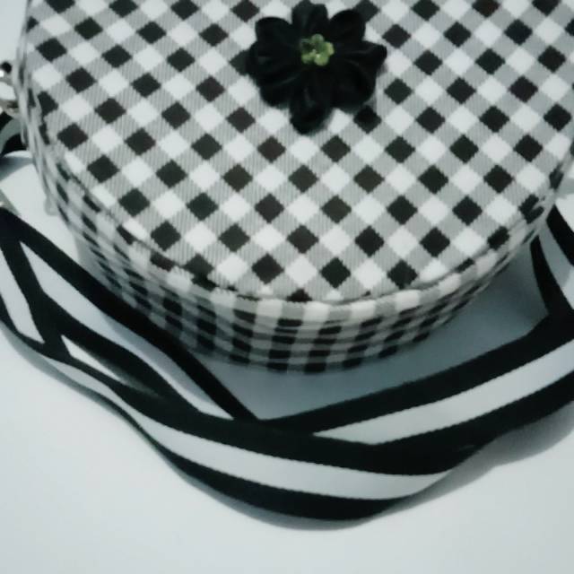 TAS SELEMPANG BULAT SIMPEL TALI PANJANG BISA DI ATUR