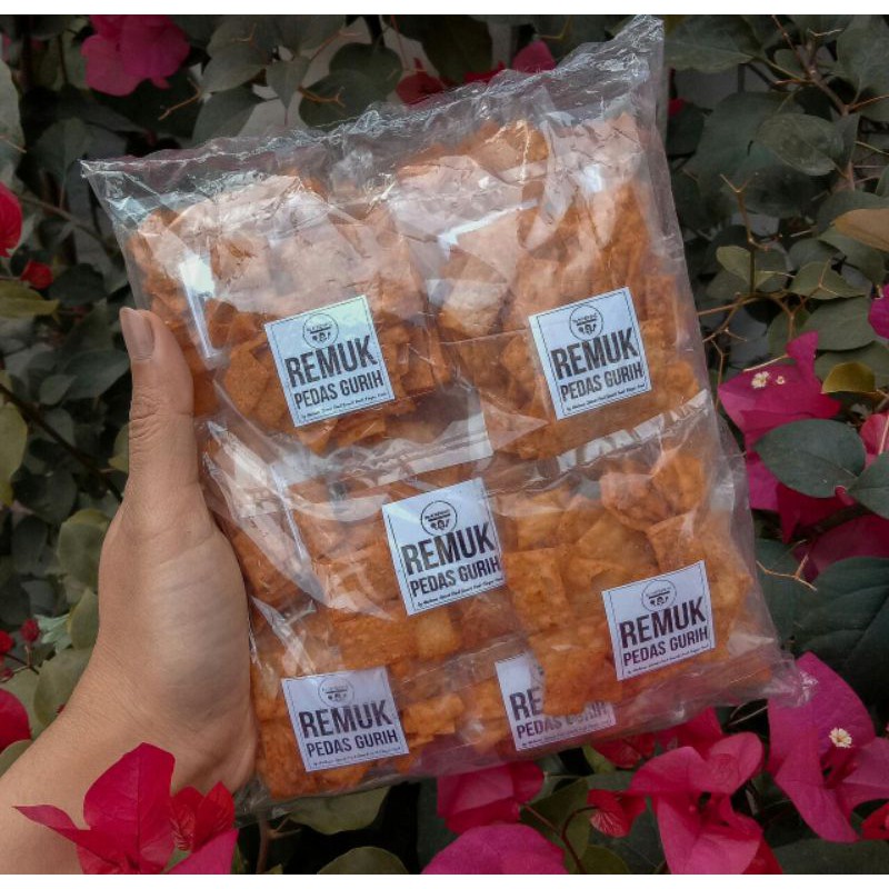 

keripik pangsit makaroni kemasan mini/ pedas gurih 200gr / ekonomis dikantong.