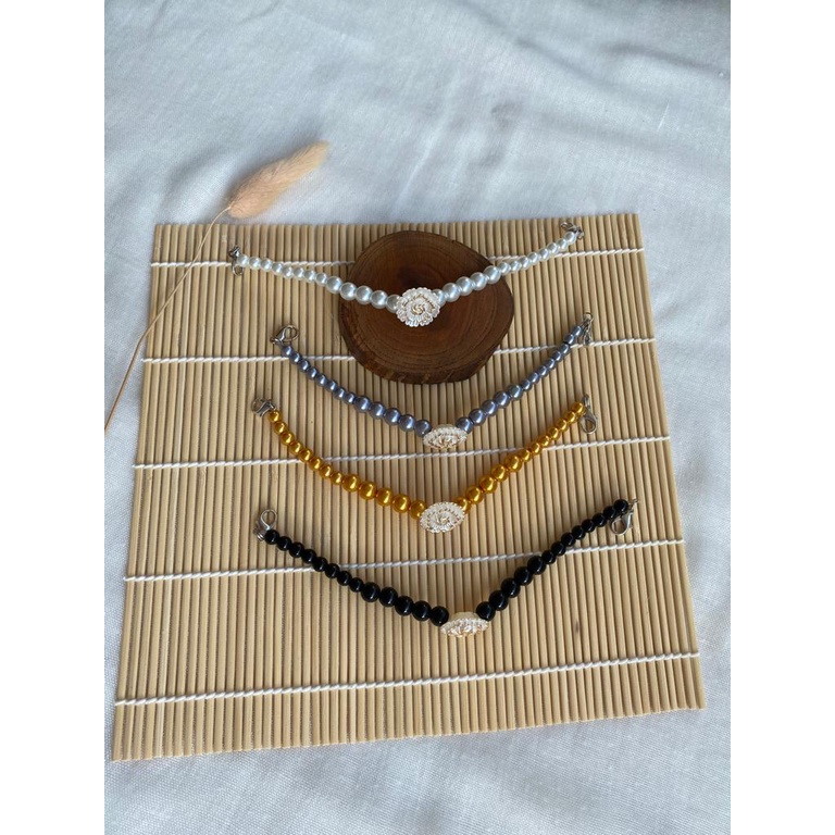 Masker Konektor Hijab Mutiara Bunga Putih/Gold