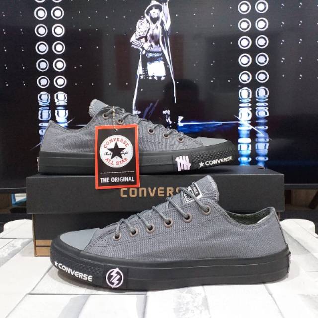 Converse abu-abu/hitam