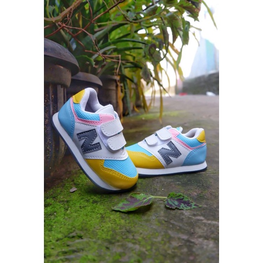 Sepatu sneaker anak perempuan motif N pelangi