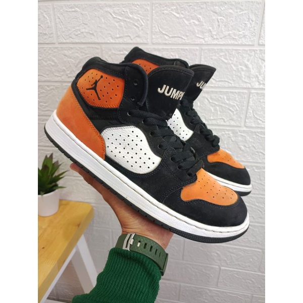 Sepatu Second / Thrift Nike Jordan Access Shattered Backboard Black Orange Size 44,5