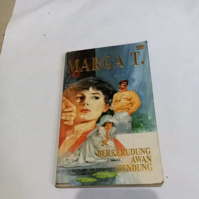 Novel Marga T Berkerudung awan mendung