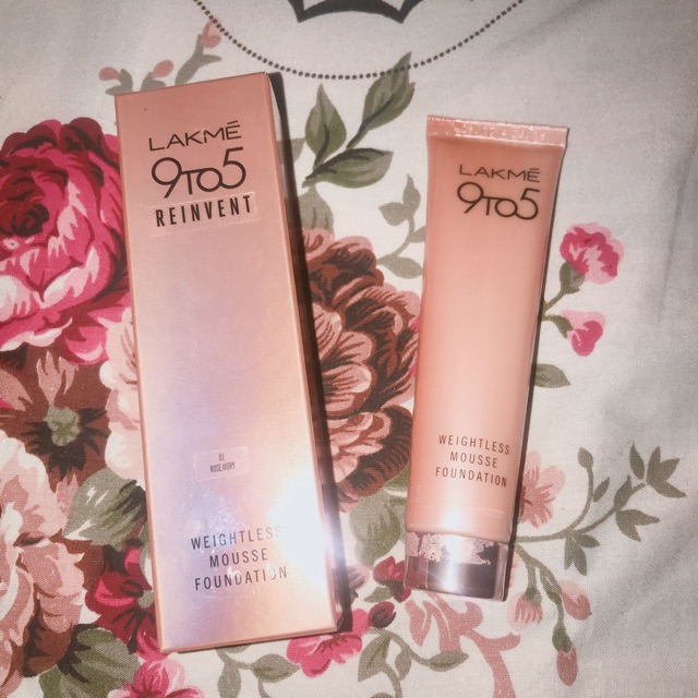 Lakme 9t05 weightless mousse foundation