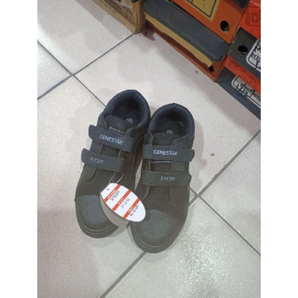 sepatu sekolah hitam polos merek genestar lem dua size 31-33