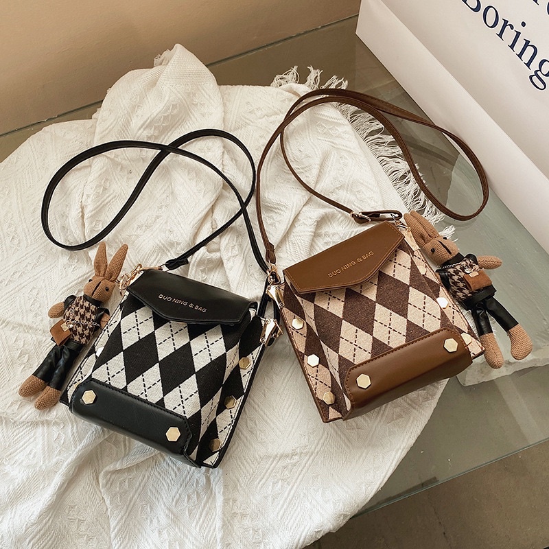 KOREAN VINTAGE SQUARE SLING BAG FREE KEY CHAIN RABBIT DOLL / TAS KULIT KOTAK / TAS KOREA SLING BAG / tas selempang kulit / tas slempang