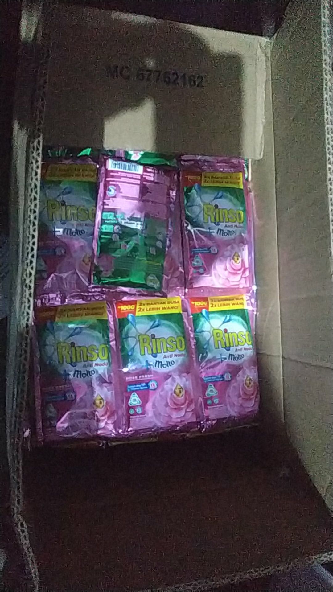 Detergent Rinso Cair Molto Kemasan Sachet (144 X 44 Ml ) - 1 Dus