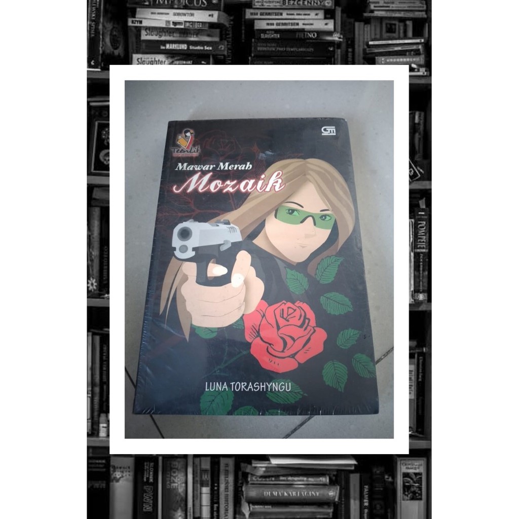 Novel Teenlit: Mawar Merah Mozaik By Luna Torashyngu