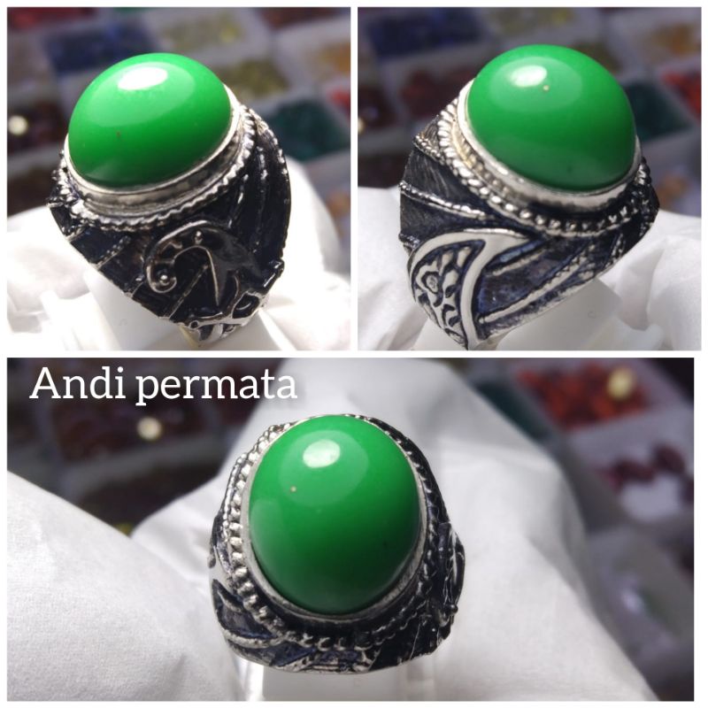 Cincin pospor hijau nyala dalam air