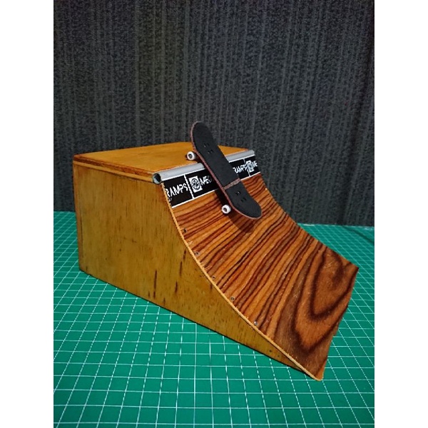 obstacle fingerboard quarter pipe ramps