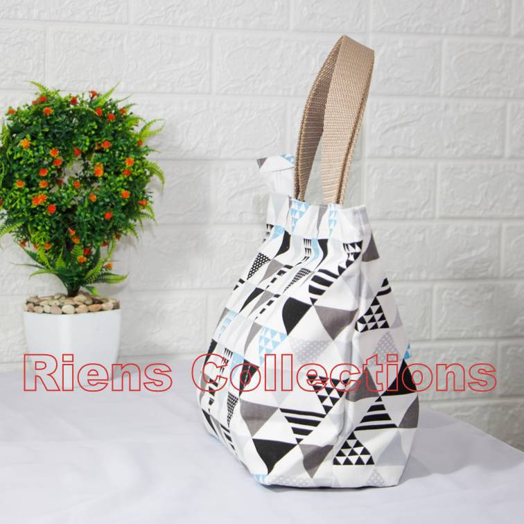 RIENS COLLECTIONS. HANDBAG BESAR BAHAN KANVAS MOTIF SEGITIGA. TAS KANVAS. HANDBAG KANVAS. TAS JOGJA. TAS SOUVENIR