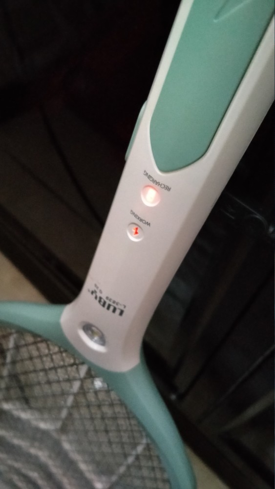 Raket Nyamuk Luby L-3839 + Senter 1 Led + Replaceable Rechargeable Battery