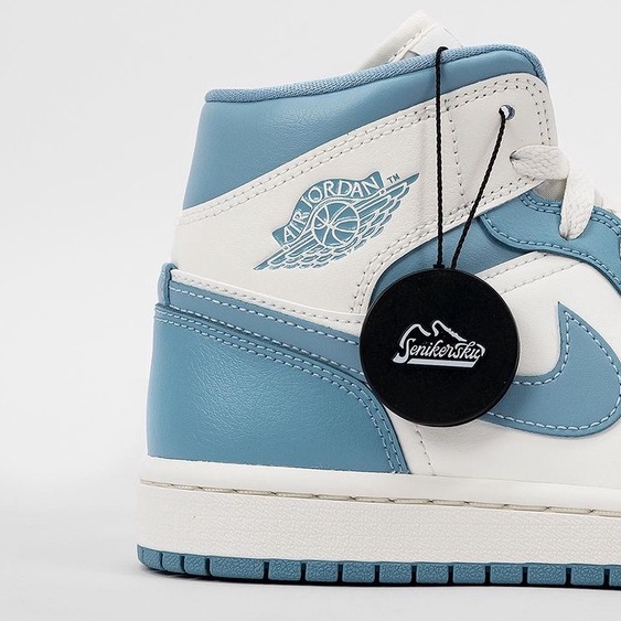 Air Jordan 1 Mid UNC 2022