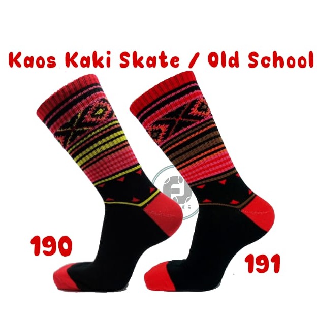 Kaos Kaki Skate/Old School Motif Hitam Garis Merah