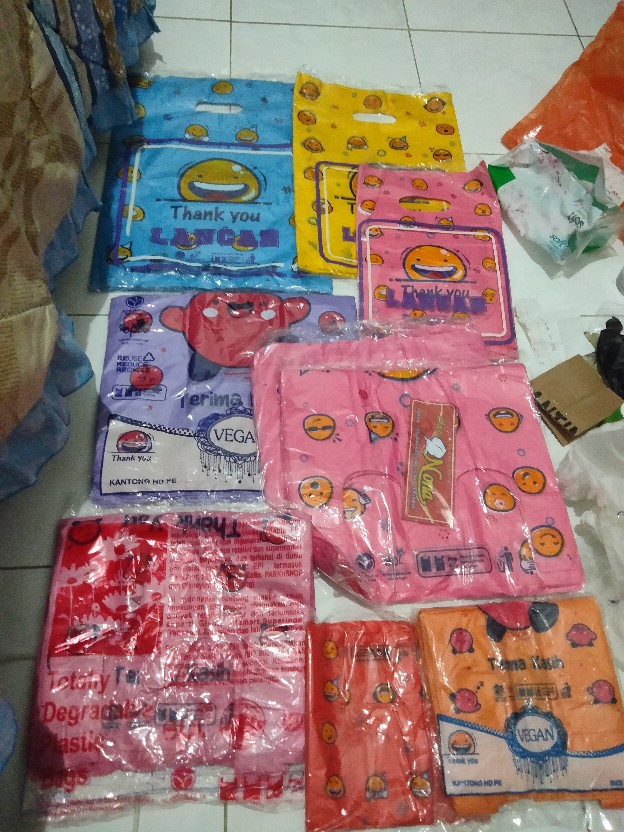 Kantong Plastik Smile Ukuran 28